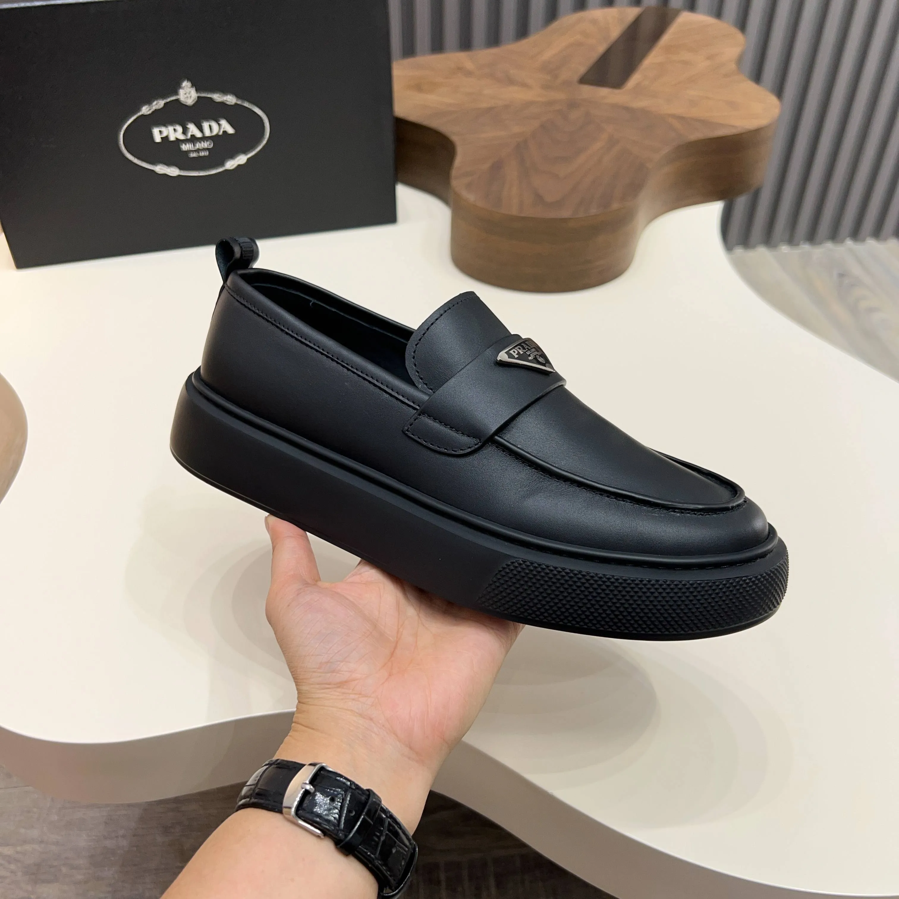 💰740 Thick-soled trendy brand (Prada) mainly promotes popular models, avant-garde and versatile fashionable men's shoes, private version molding, cowhide splicing 1:1 replica... fashionable, simple, elegant, more eye-catching and more classy, ​​it will subvert the old idea, a must-have for fashionistas who want to spend time with you! Must keep it! Tall and comfortable outsole, high-end quality workmanship. @ Code number: 39-44 38 45 can be ordered. Multiple colors are available.